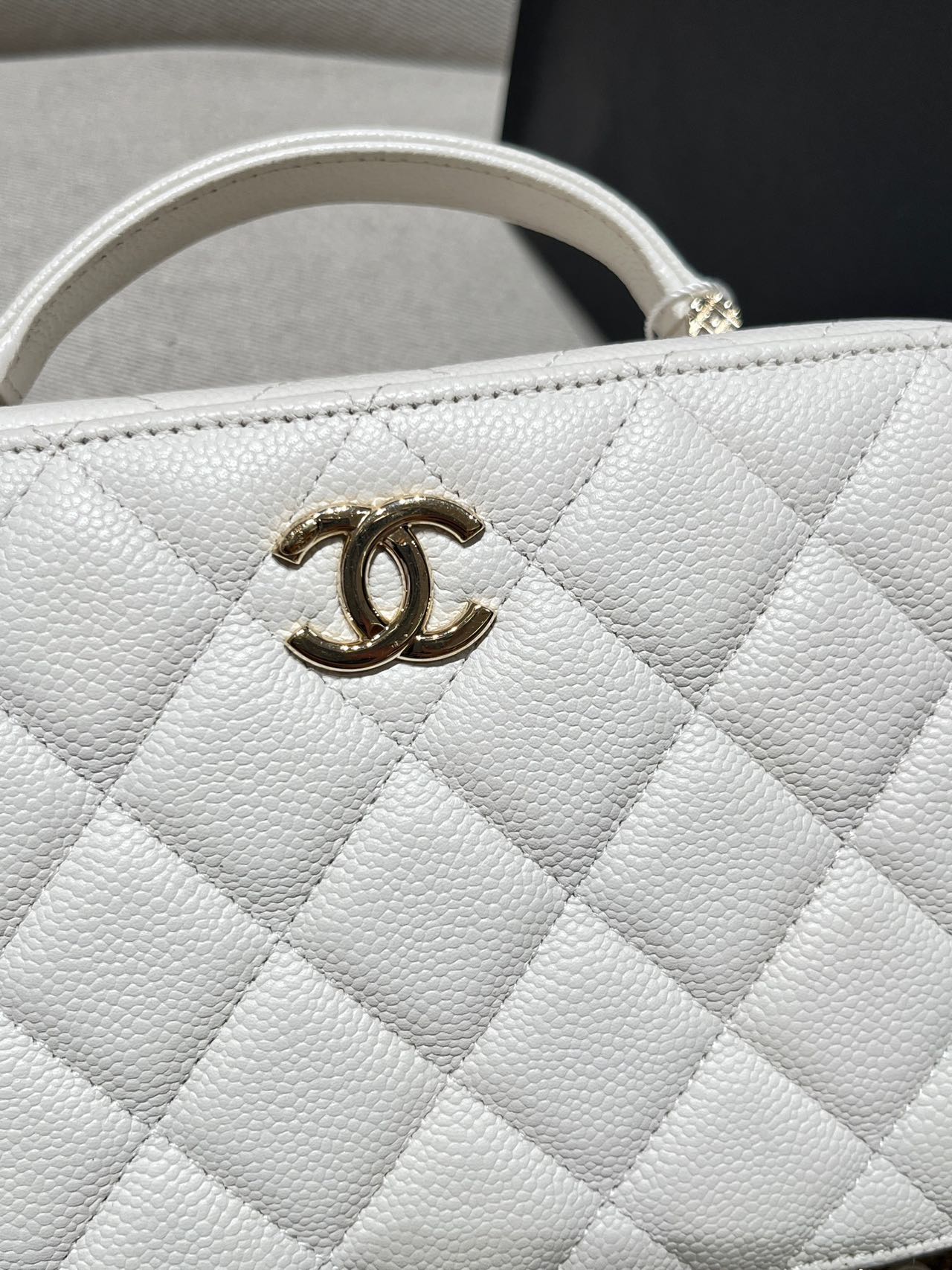 Pre-owned Certified Chanel Small Top Handel Vanity Case with Chain in White Caviar Leather with Golden Hardware, 2022 Microchipped, w/mirror, full set