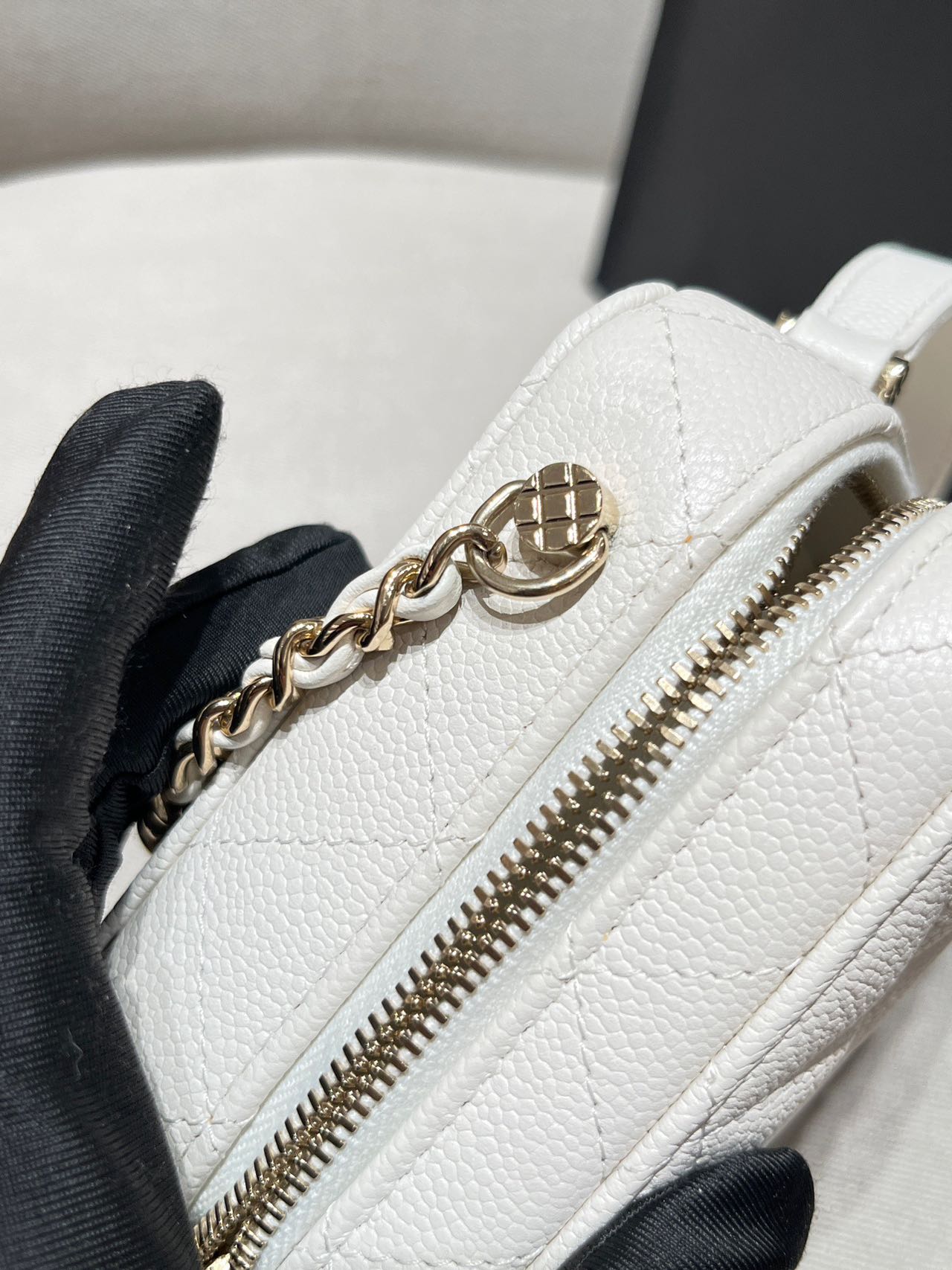 Pre-owned Certified Chanel Small Top Handel Vanity Case with Chain in White Caviar Leather with Golden Hardware, 2022 Microchipped, w/mirror, full set