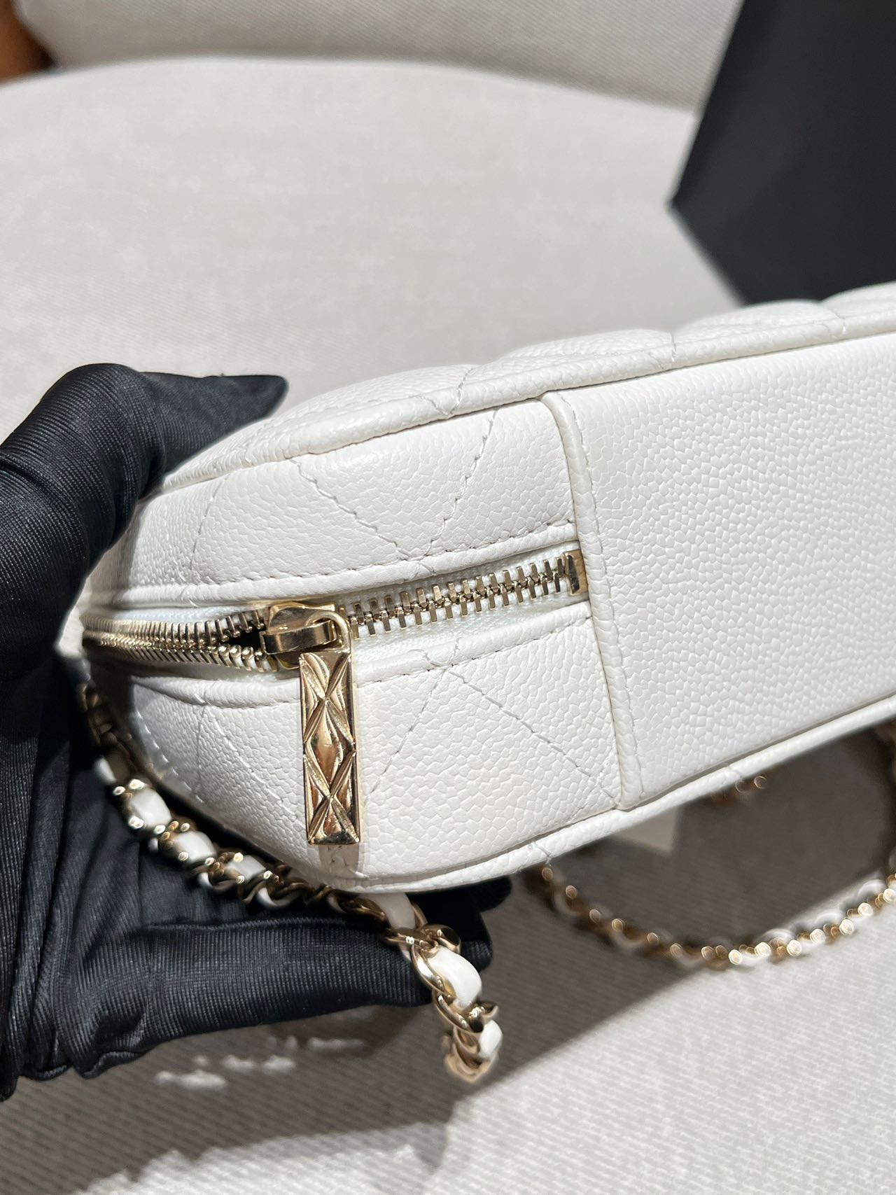 Pre-owned Certified Chanel Small Top Handel Vanity Case with Chain in White Caviar Leather with Golden Hardware, 2022 Microchipped, w/mirror, full set
