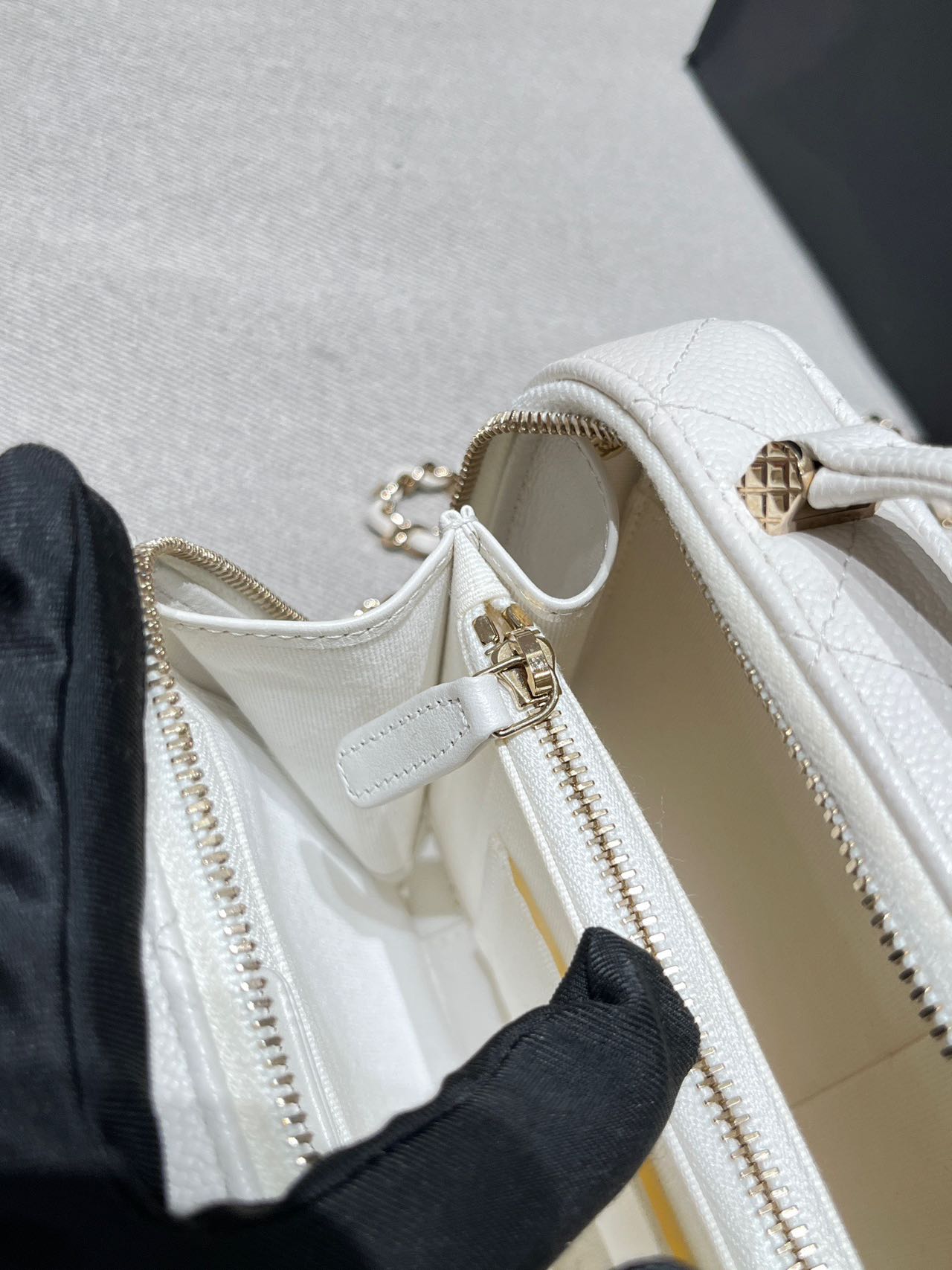 Pre-owned Certified Chanel Small Top Handel Vanity Case with Chain in White Caviar Leather with Golden Hardware, 2022 Microchipped, w/mirror, full set