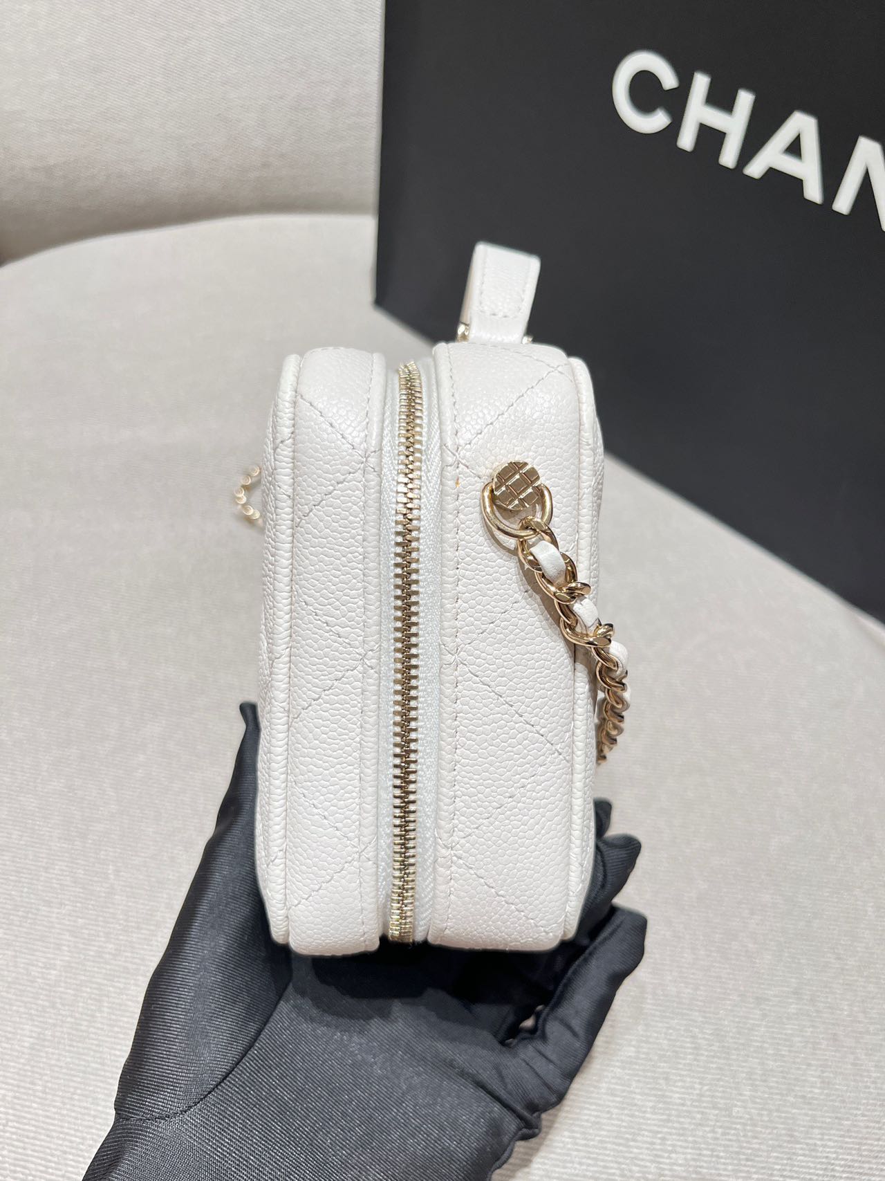 Pre-owned Certified Chanel Small Top Handel Vanity Case with Chain in White Caviar Leather with Golden Hardware, 2022 Microchipped, w/mirror, full set
