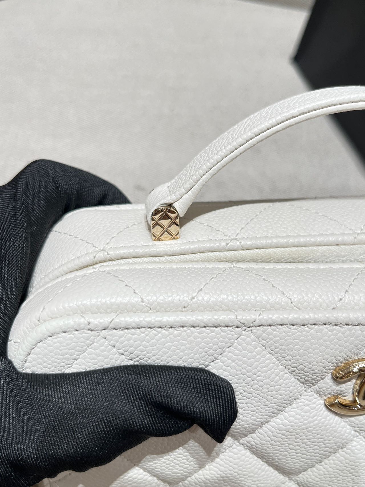 Pre-owned Certified Chanel Small Top Handel Vanity Case with Chain in White Caviar Leather with Golden Hardware, 2022 Microchipped, w/mirror, full set