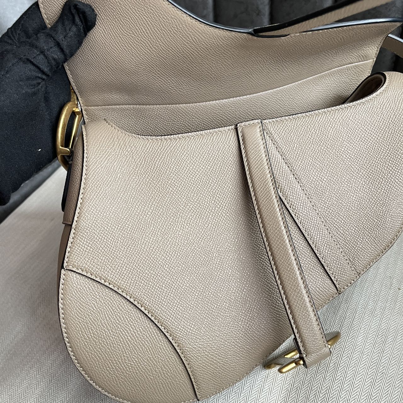 Pre-owned Certified Dior Medium Saddle in Light Brown Grained Calfskin with Golden Hardware, 2022, w/dust bag, leather strap