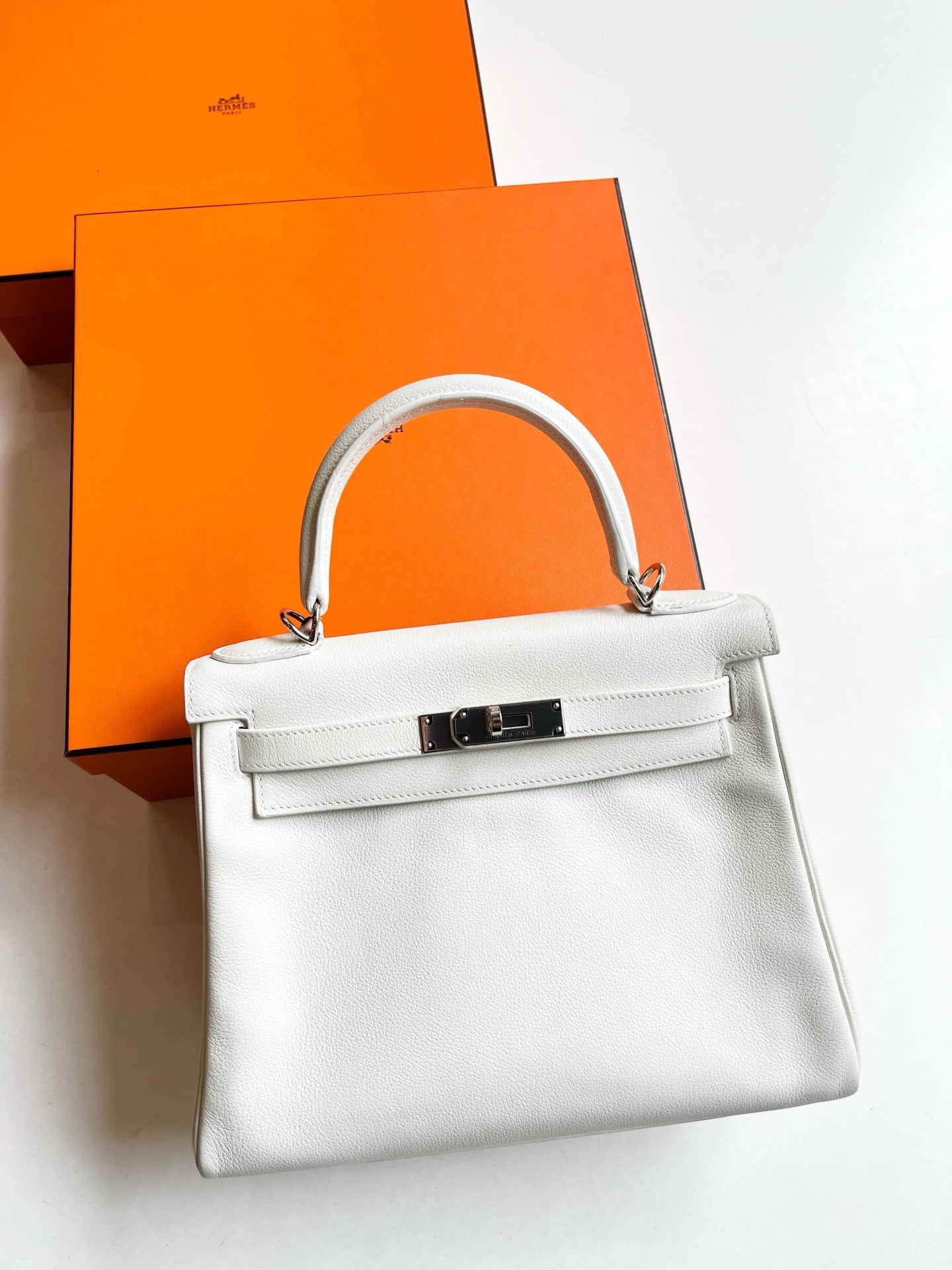 Pre-owned Hermes Kelly 28, 01 Blanc Evercolor, Palladium hw, 2019, w/ dust bag, lock&key, strap