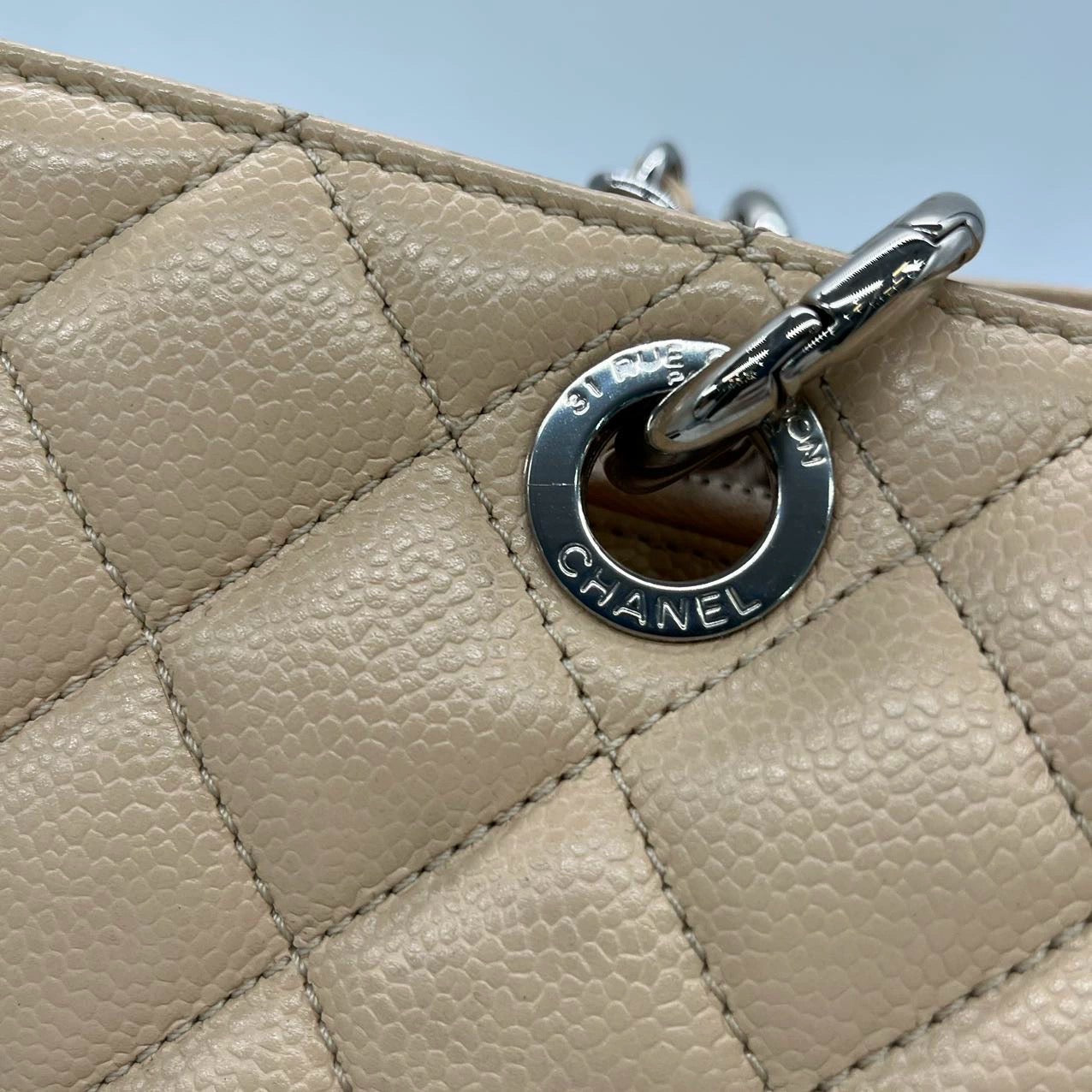 Подержанные вещи Chanel GST цвета бежевой икры из кожи с серебряной фурнитурой 