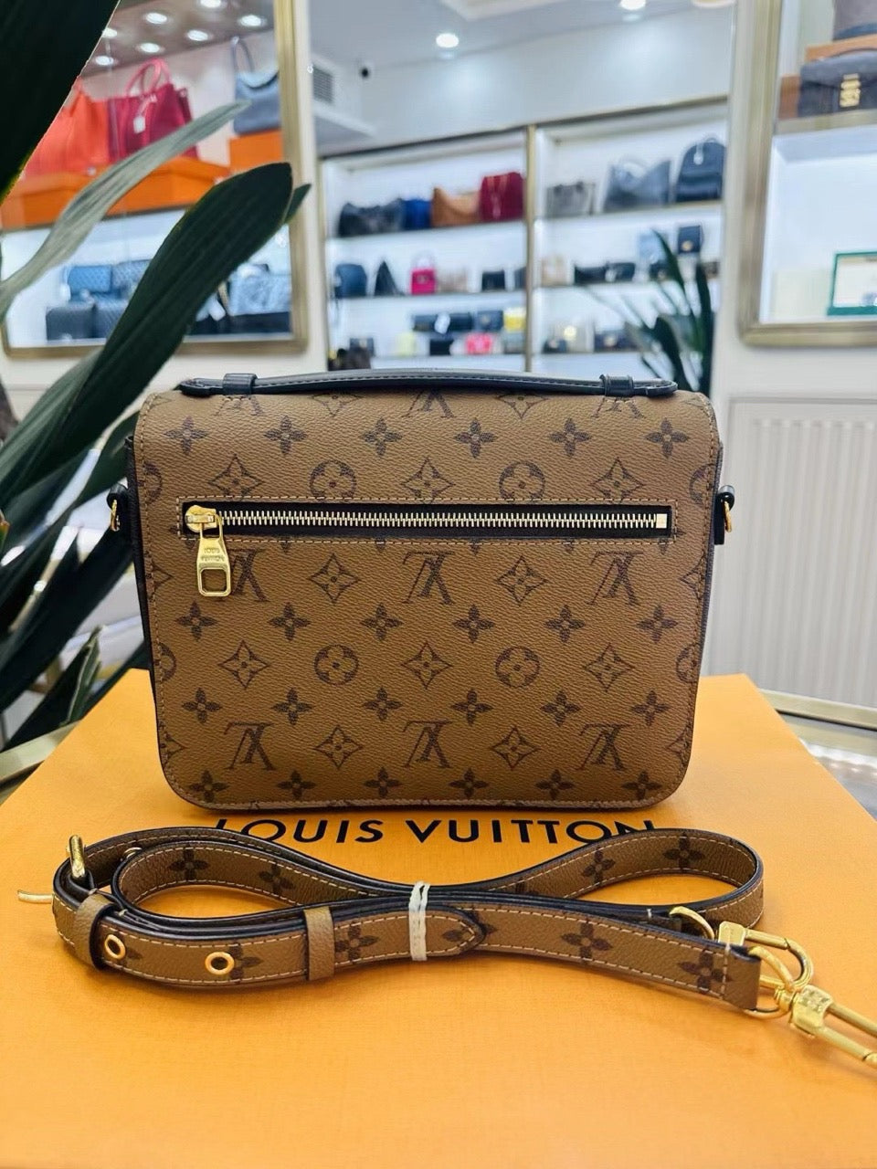 Pre-owned LV Pochette Metis Monogram Reverse, 2019