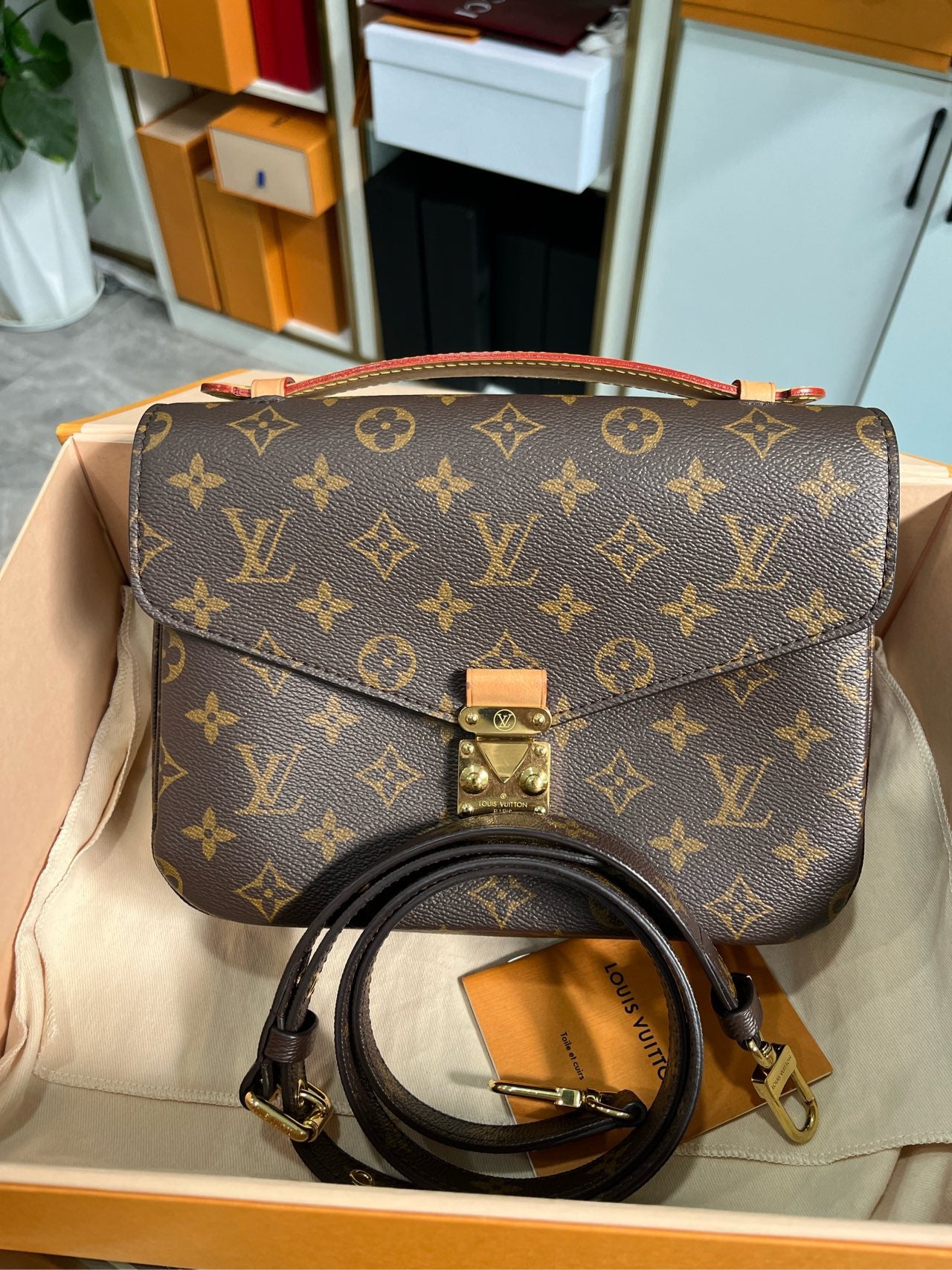 Pre-owned LV Pochette Metis Monogram, Microchipped, Full Set