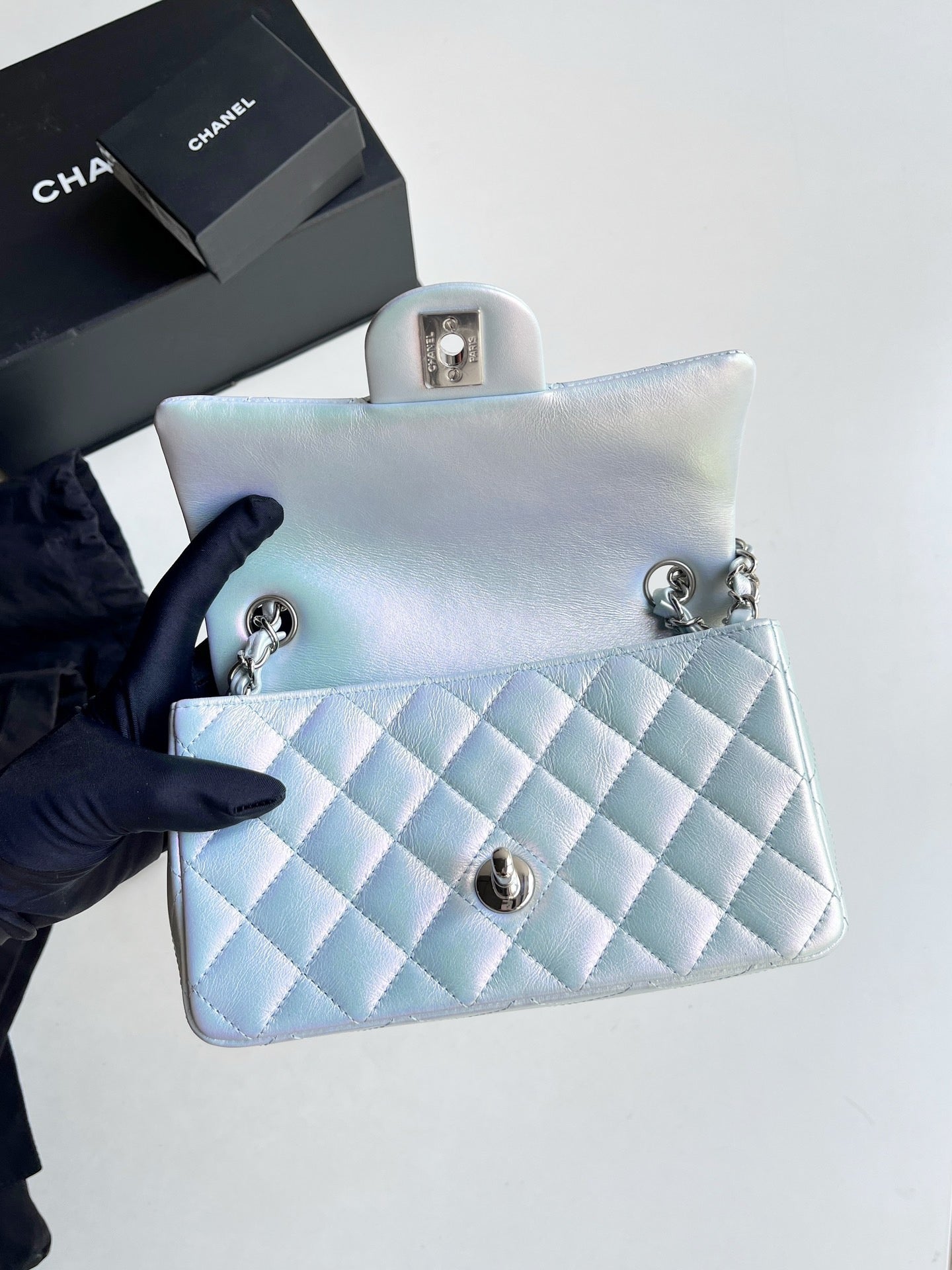 Pre-owned Chanel Classic Flap Mini Pearlescent, microchip, new with dust bag