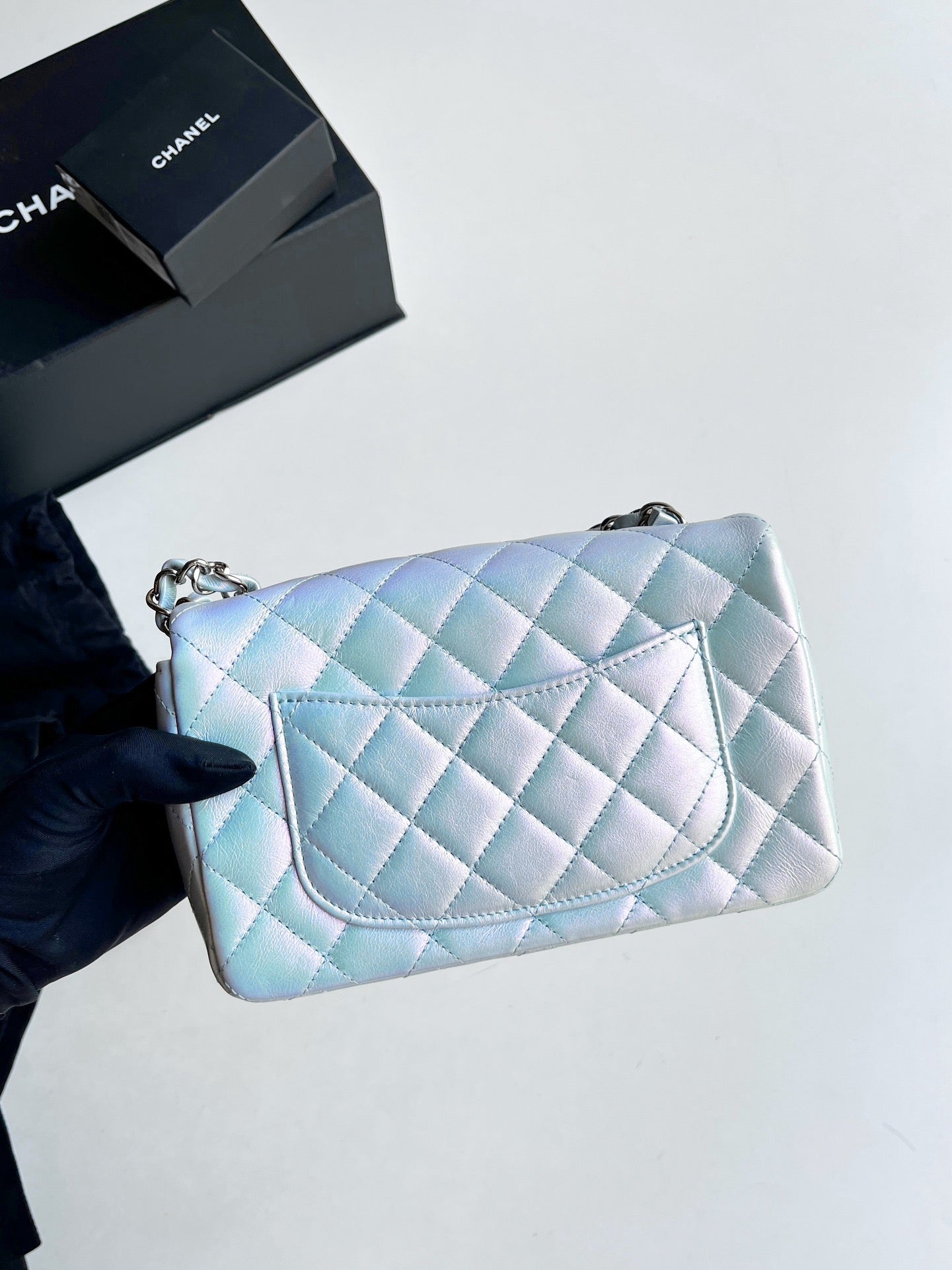 Pre-owned Chanel Classic Flap Mini Pearlescent, microchip, new with dust bag