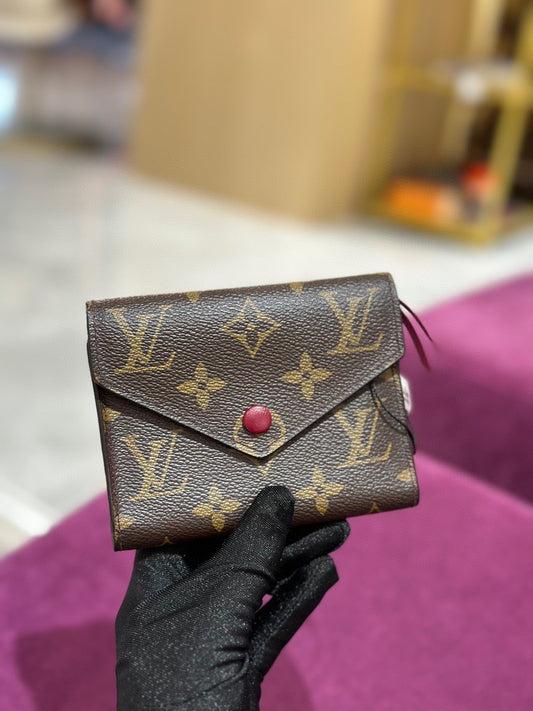 Кошелек LV Louis Vuitton Victorine с внутренней отделкой цвета фуксии б/у 