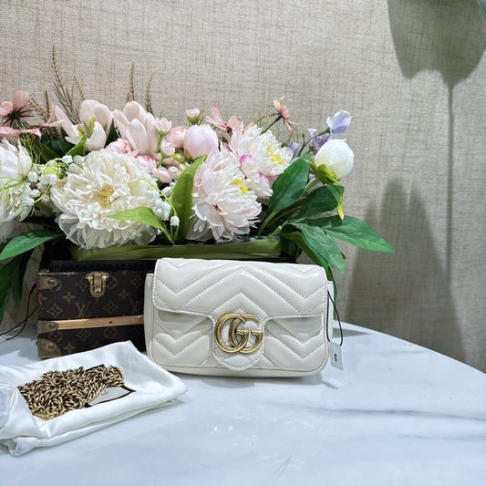 Подержанные часы GG Gucci Marmont Flap Supermini White с золотой фурнитурой