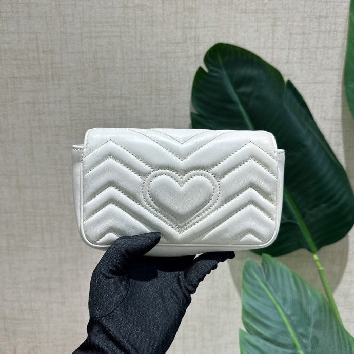 Подержанные часы GG Gucci Marmont Flap Supermini White с золотой фурнитурой