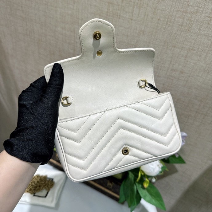 Подержанные часы GG Gucci Marmont Flap Supermini White с золотой фурнитурой