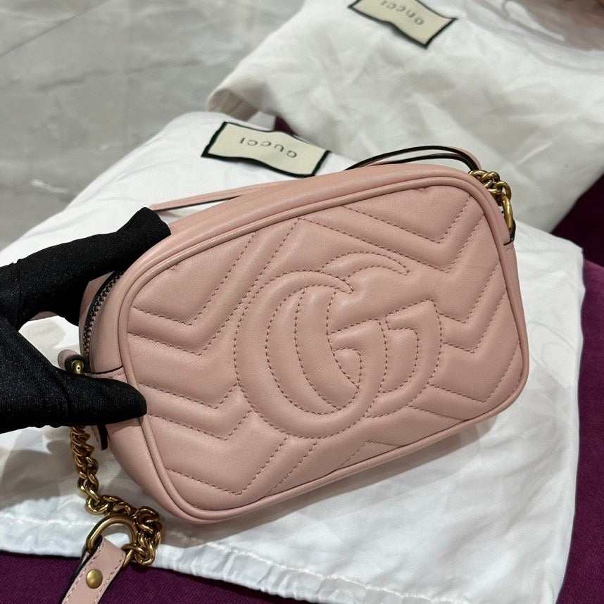 Сумка для фотокамеры GG Gucci Marmont Pre-owned Mini, телесно-розовая с золотой фурнитурой