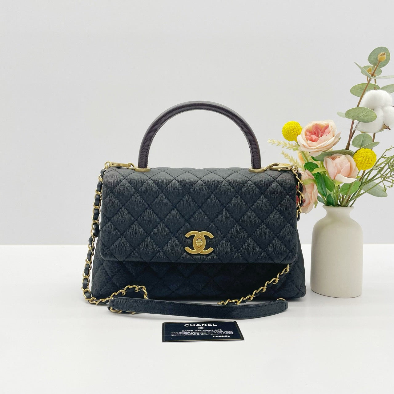 Б/у Chanel Coco Handle Medium Black Caviar Leather с золотой фурнитурой