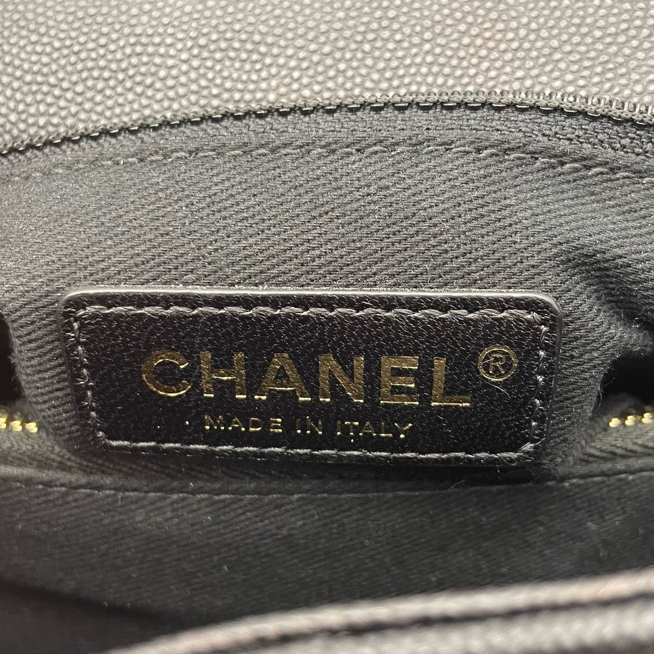 Б/у Chanel Coco Handle Medium Black Caviar Leather с золотой фурнитурой