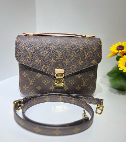 Подержанная сумка LV Louis Vuitton Metis с микрочипом