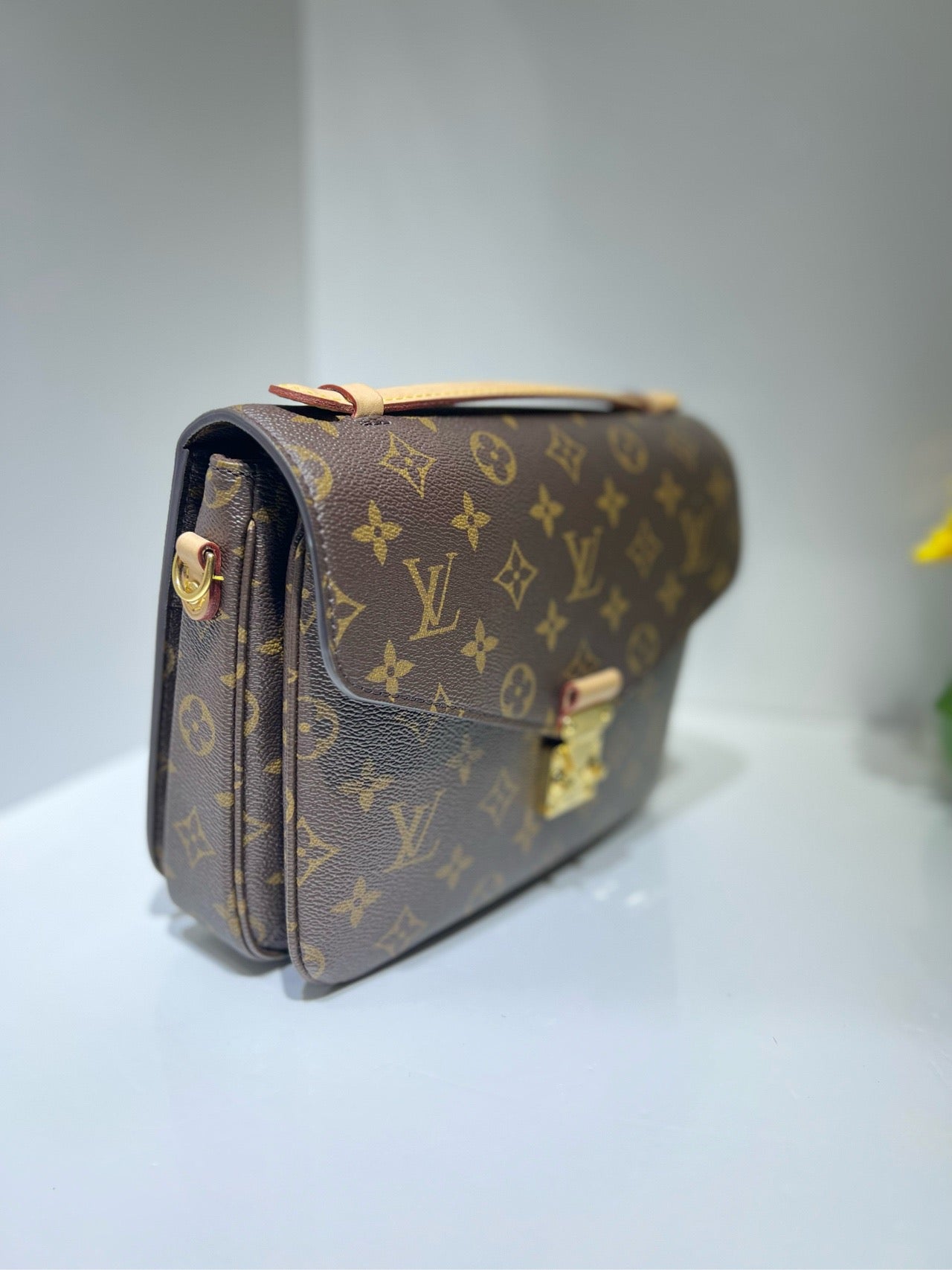 Pre-owned LV Louis Vuitton Pochette Metis Microchipped