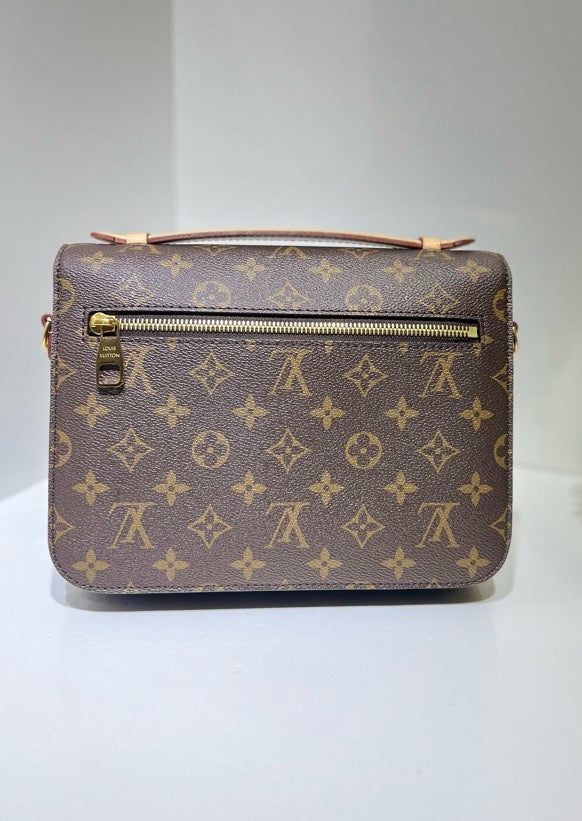 Pre-owned LV Louis Vuitton Pochette Metis Microchipped