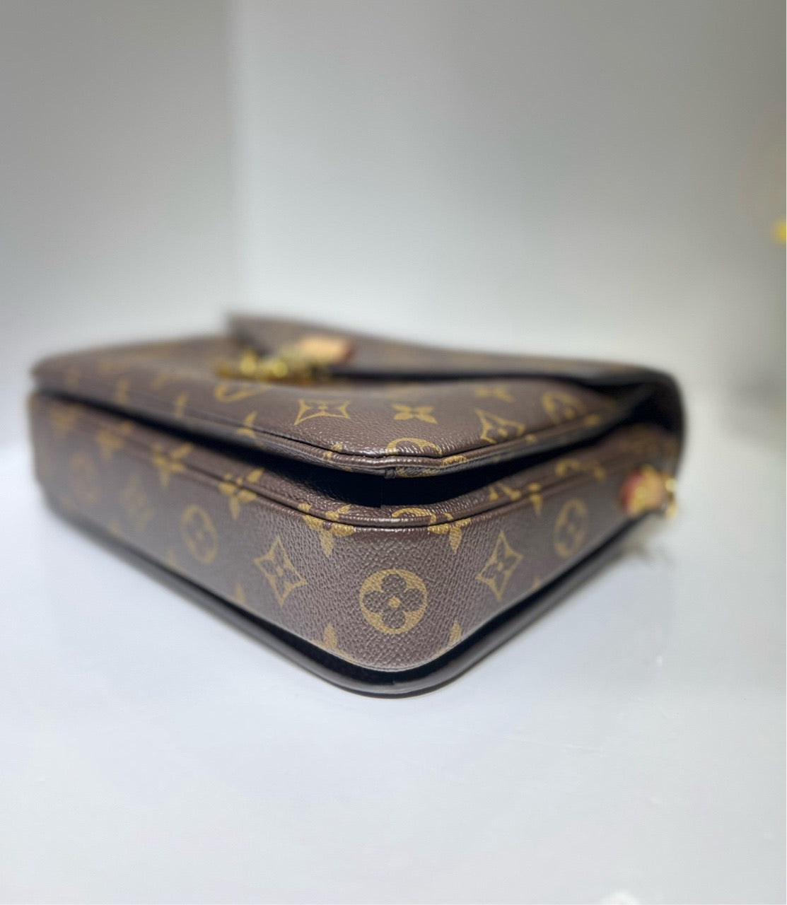 Pre-owned LV Louis Vuitton Pochette Metis Microchipped