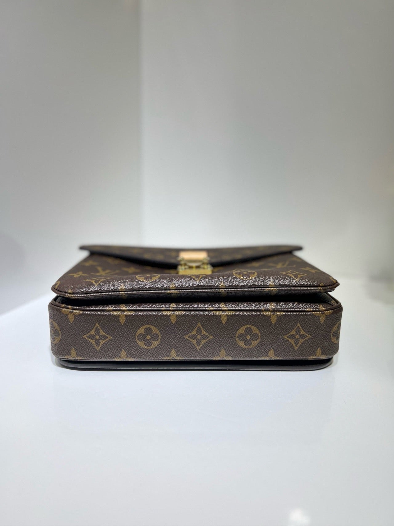 Pre-owned LV Louis Vuitton Pochette Metis Microchipped