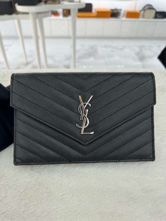 Подержанные модели YSL Saint Laurent Cassandre Matelasse, маленькие черные с серебристой фурнитурой