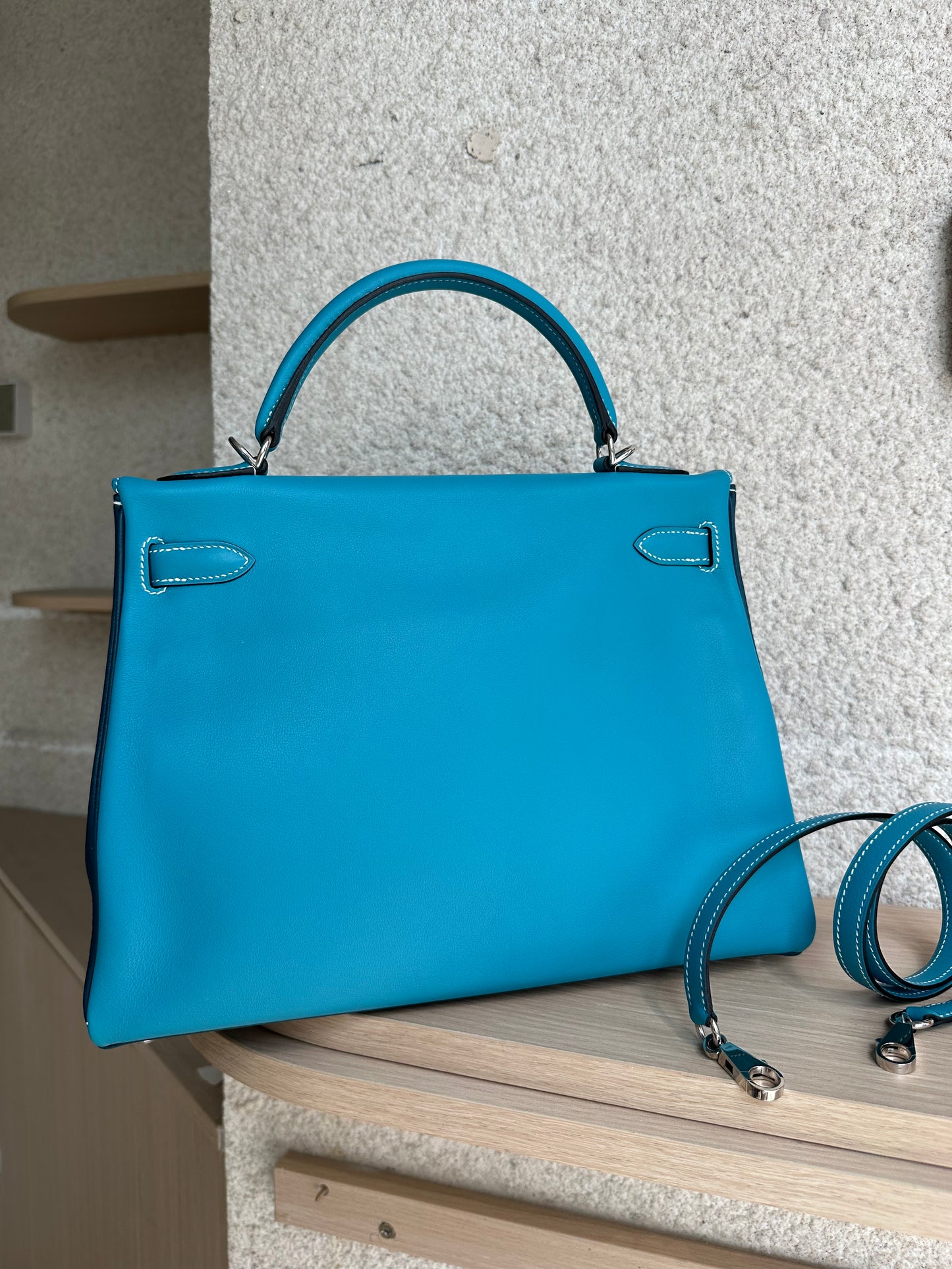 Pre-owned Hermes Kelly 32 Natural Ostrich 7B Turquoise Verso Silver hw, 2014, w/ lock&key, dust bag, strap, rain coat