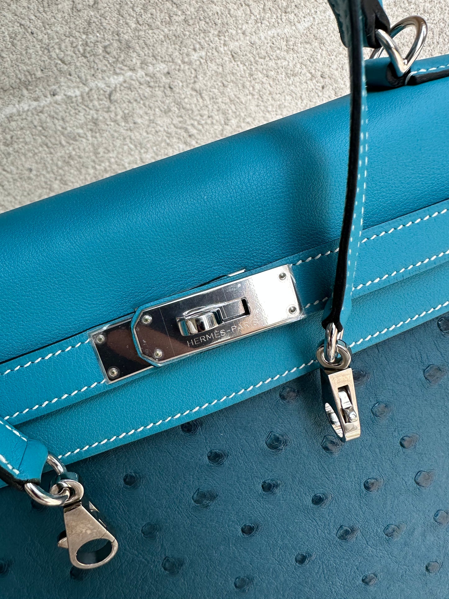 Pre-owned Hermes Kelly 32 Natural Ostrich 7B Turquoise Verso Silver hw, 2014, w/ lock&key, dust bag, strap, rain coat