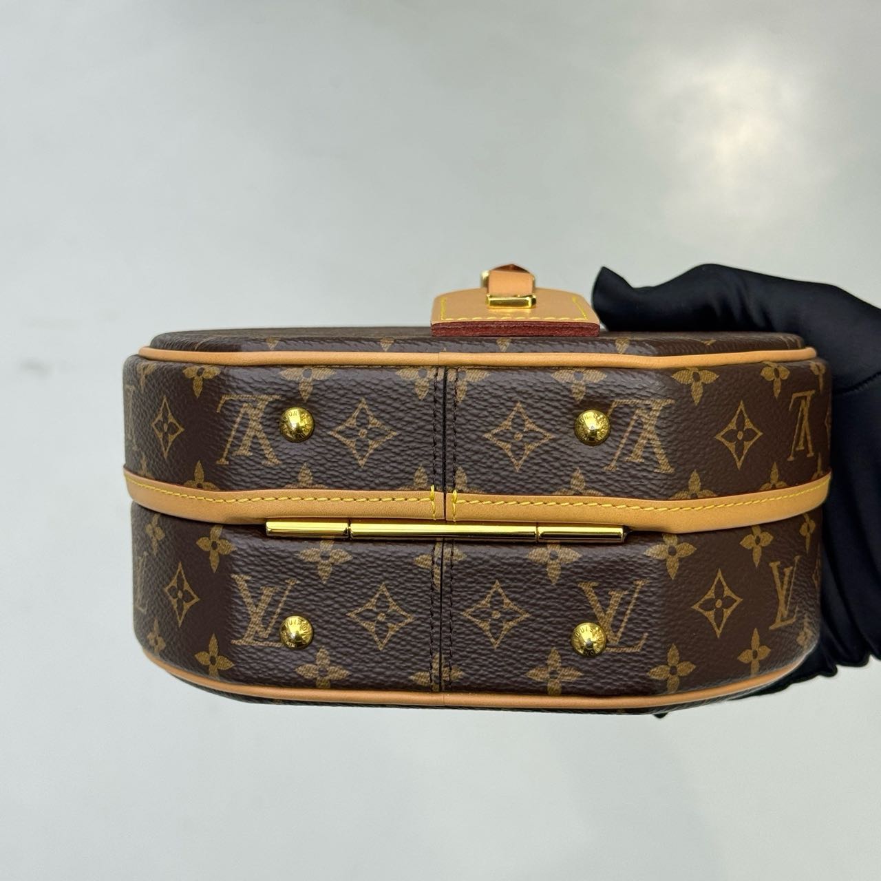 Pre-owned Certified LV Louis Vuitton MM Boite Chapeau Souple in Monogram Coated Canvas with Golden Hardware, Microchipped, w/Strap