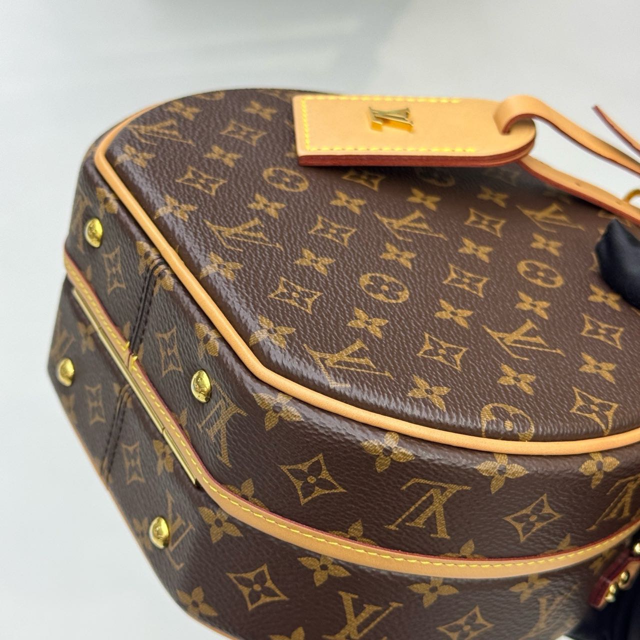 Pre-owned Certified LV Louis Vuitton MM Boite Chapeau Souple in Monogram Coated Canvas with Golden Hardware, Microchipped, w/Strap