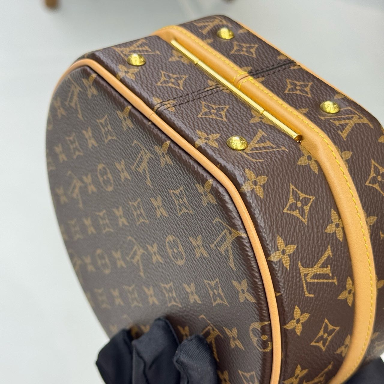 Pre-owned Certified LV Louis Vuitton MM Boite Chapeau Souple in Monogram Coated Canvas with Golden Hardware, Microchipped, w/Strap