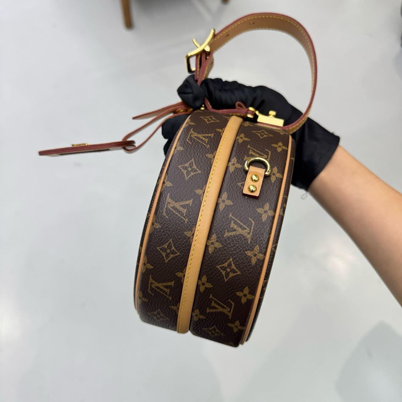 Pre-owned Certified LV Louis Vuitton MM Boite Chapeau Souple in Monogram Coated Canvas with Golden Hardware, Microchipped, w/Strap