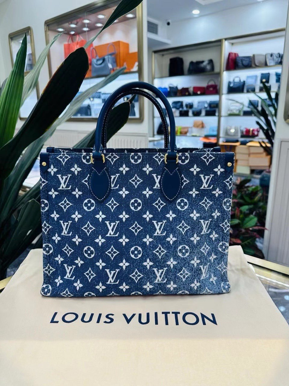 Pre-owned LV Louis Vuitton OnTheGo MM Denim Limited Edition, microchipped, w/ dust bag