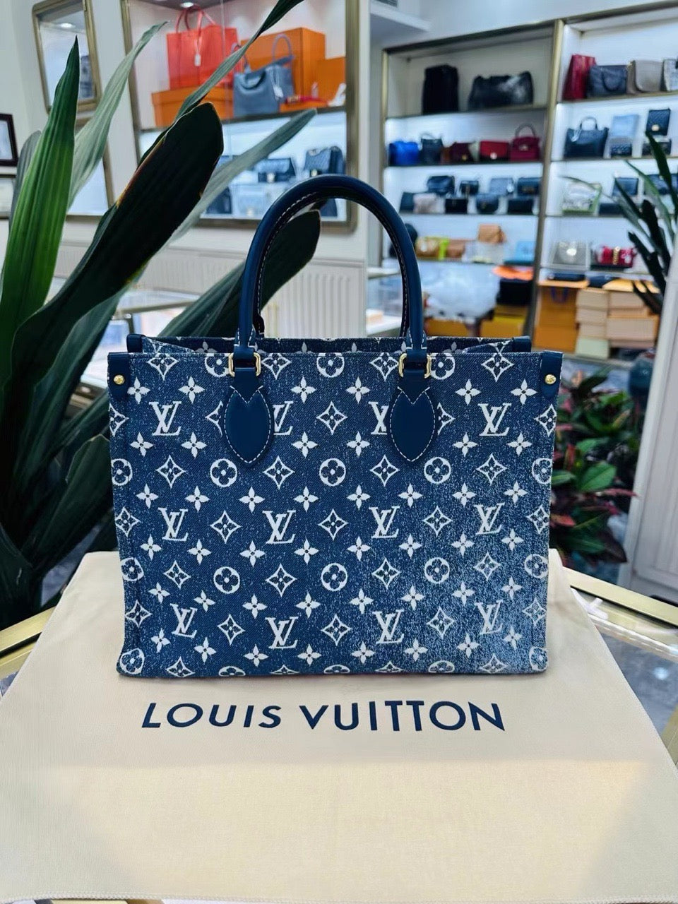 Pre-owned LV Louis Vuitton OnTheGo MM Denim Limited Edition, microchipped, w/ dust bag