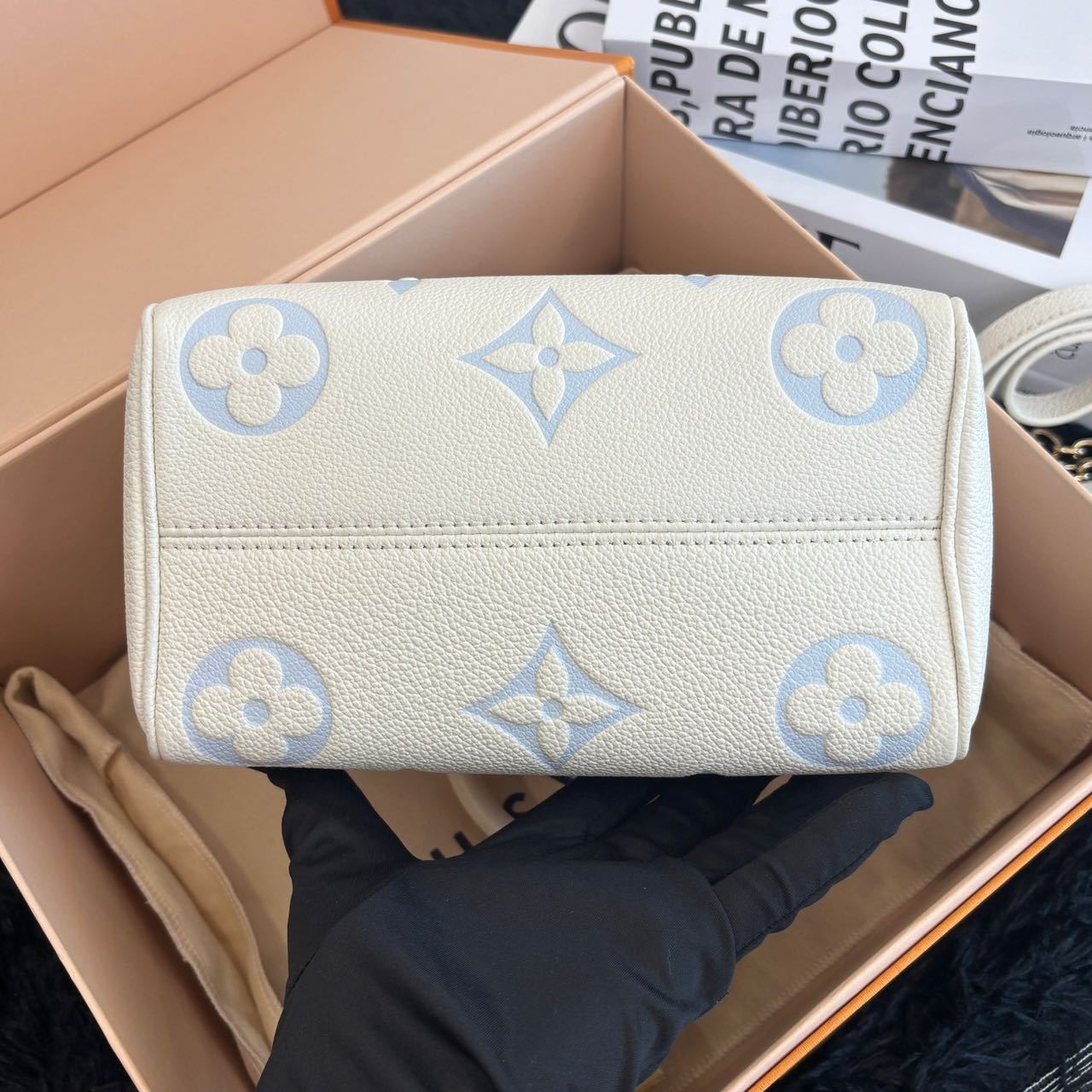 Pre-owned Certified Louis Vuitton LV Speedy Bandoulière 20 in Milky white and Blue Monogram Empreinte leather with Golden Hardware, w/ full set