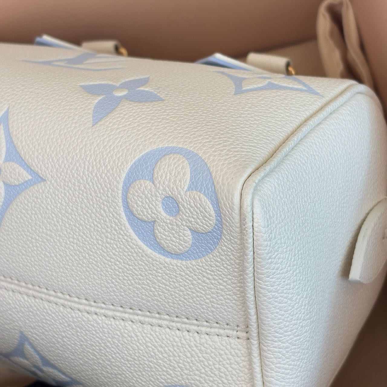 Pre-owned Certified Louis Vuitton LV Speedy Bandoulière 20 in Milky white and Blue Monogram Empreinte leather with Golden Hardware, w/ full set