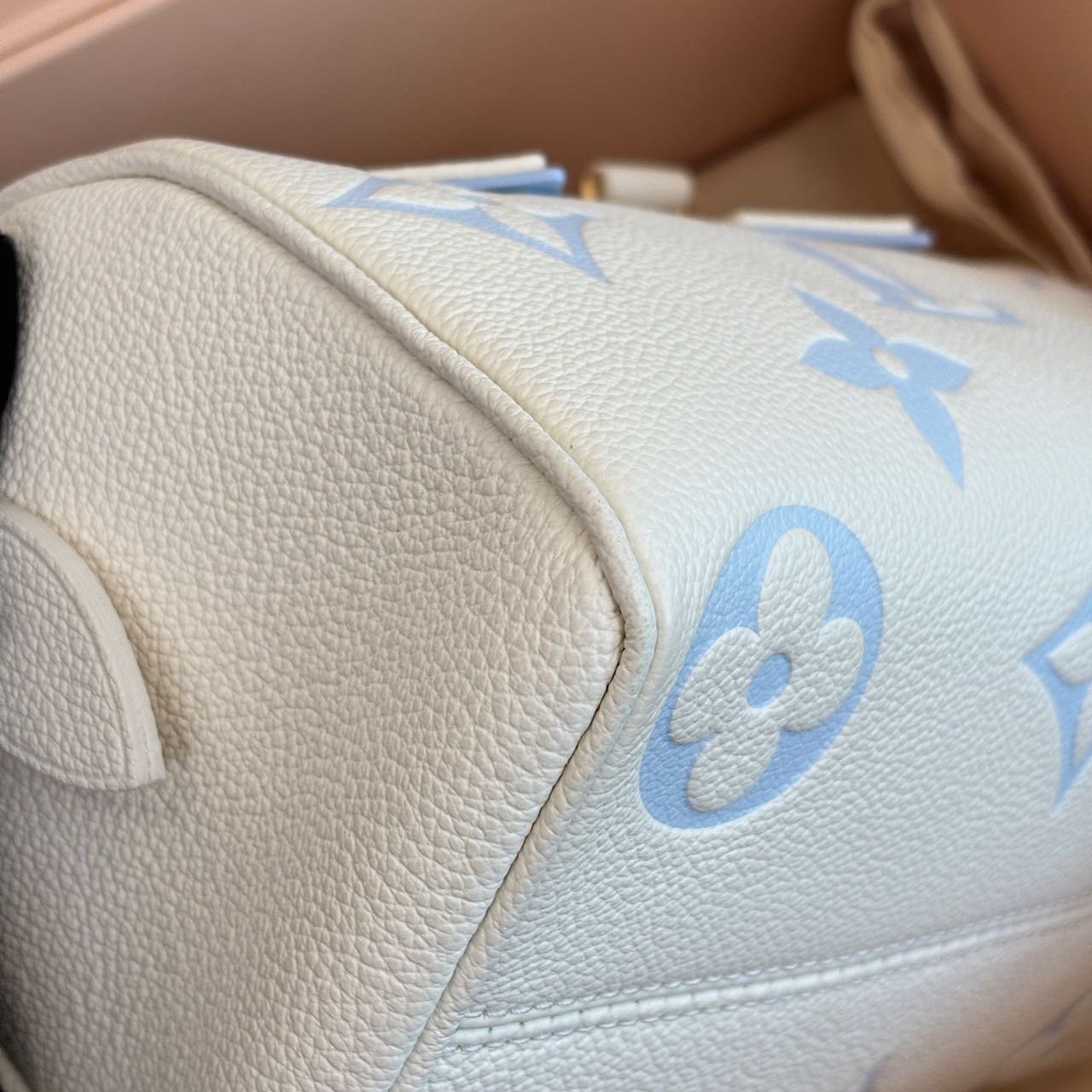 Pre-owned Certified Louis Vuitton LV Speedy Bandoulière 20 in Milky white and Blue Monogram Empreinte leather with Golden Hardware, w/ full set