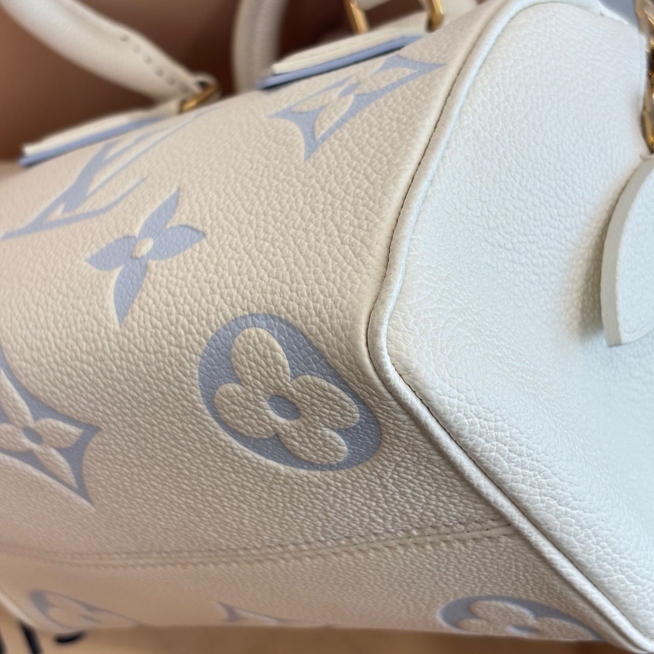 Pre-owned Certified Louis Vuitton LV Speedy Bandoulière 20 in Milky white and Blue Monogram Empreinte leather with Golden Hardware, w/ full set