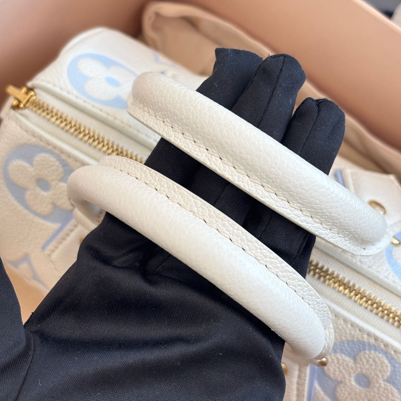Pre-owned Certified Louis Vuitton LV Speedy Bandoulière 20 in Milky white and Blue Monogram Empreinte leather with Golden Hardware, w/ full set