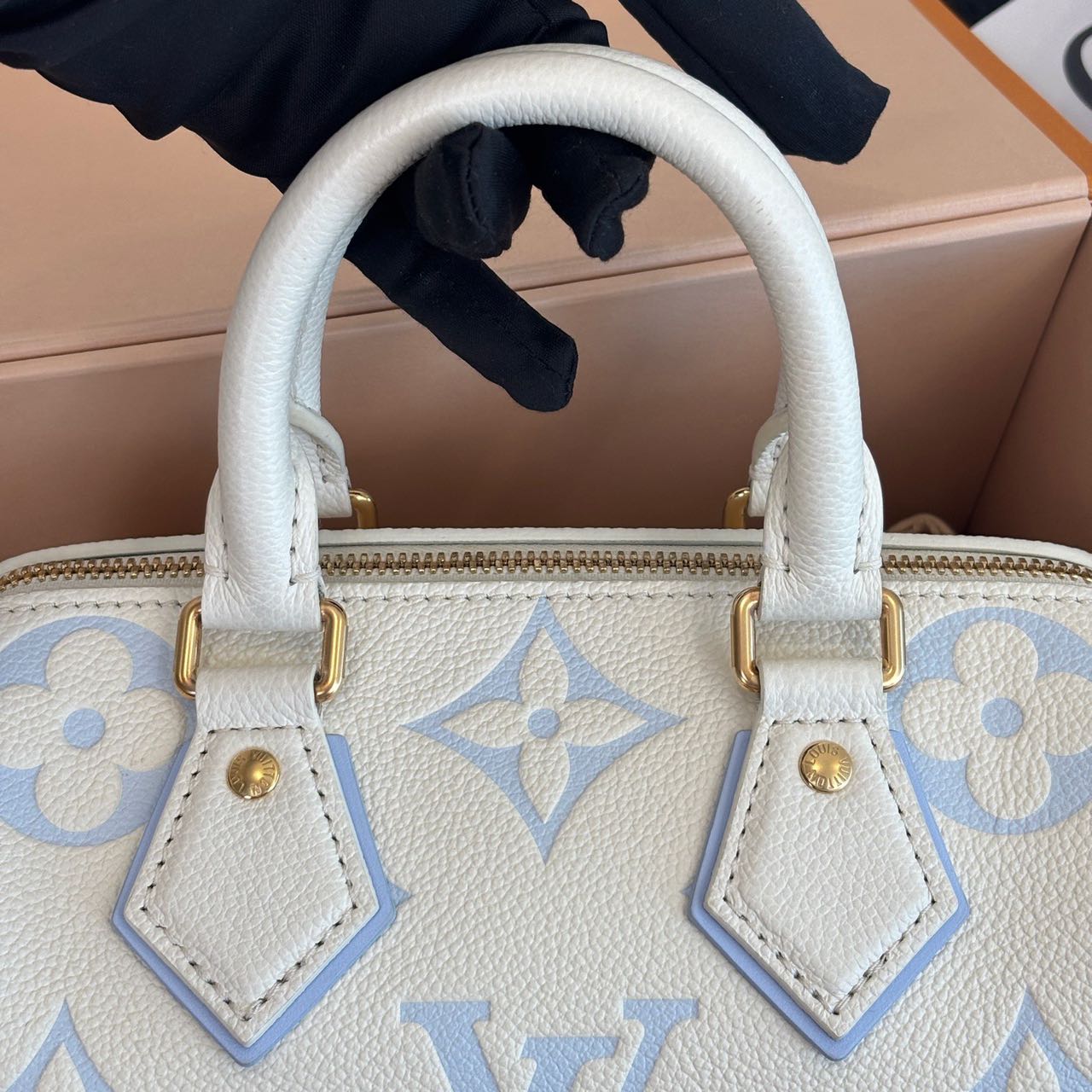 Pre-owned Certified Louis Vuitton LV Speedy Bandoulière 20 in Milky white and Blue Monogram Empreinte leather with Golden Hardware, w/ full set