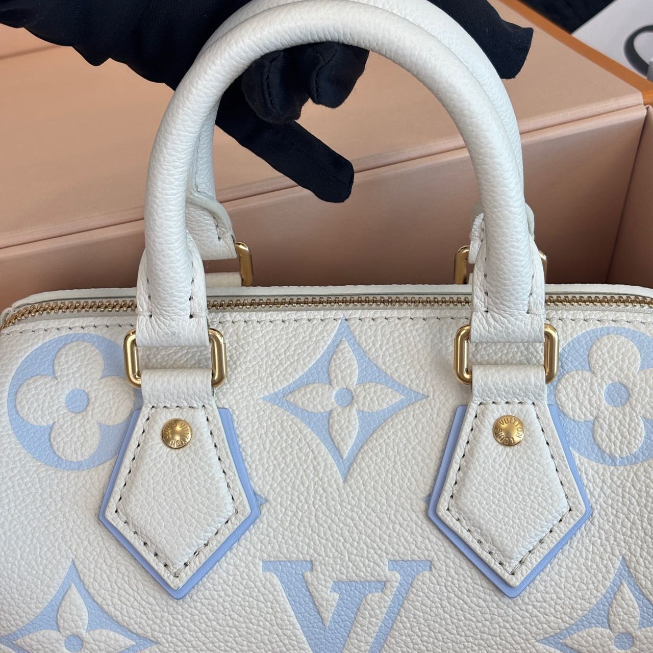 Pre-owned Certified Louis Vuitton LV Speedy Bandoulière 20 in Milky white and Blue Monogram Empreinte leather with Golden Hardware, w/ full set