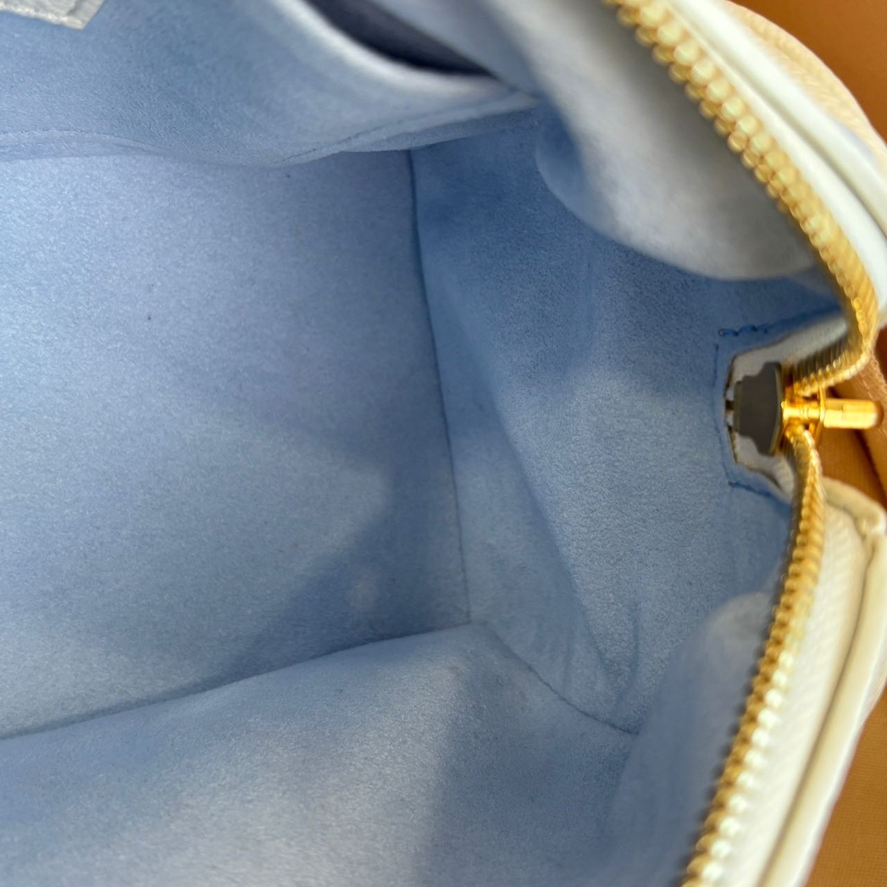 Pre-owned Certified Louis Vuitton LV Speedy Bandoulière 20 in Milky white and Blue Monogram Empreinte leather with Golden Hardware, w/ full set