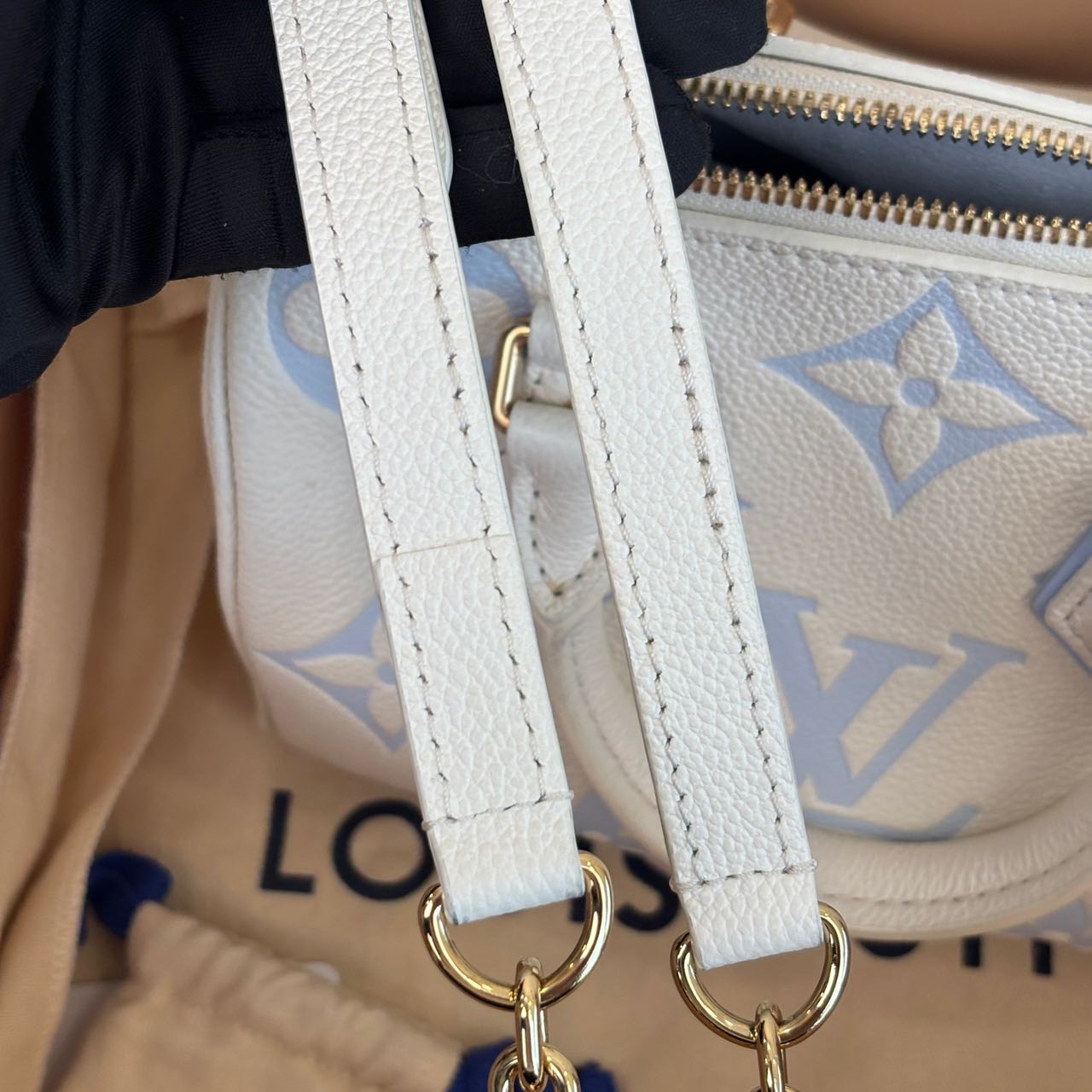Pre-owned Certified Louis Vuitton LV Speedy Bandoulière 20 in Milky white and Blue Monogram Empreinte leather with Golden Hardware, w/ full set