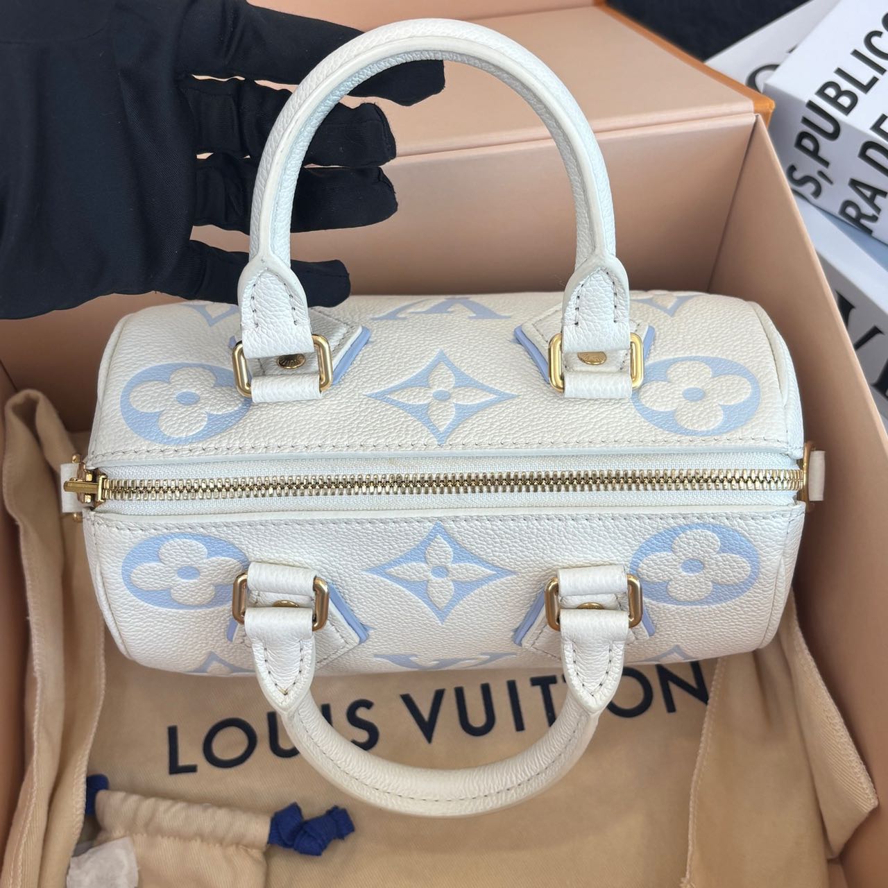 Pre-owned Certified Louis Vuitton LV Speedy Bandoulière 20 in Milky white and Blue Monogram Empreinte leather with Golden Hardware, w/ full set