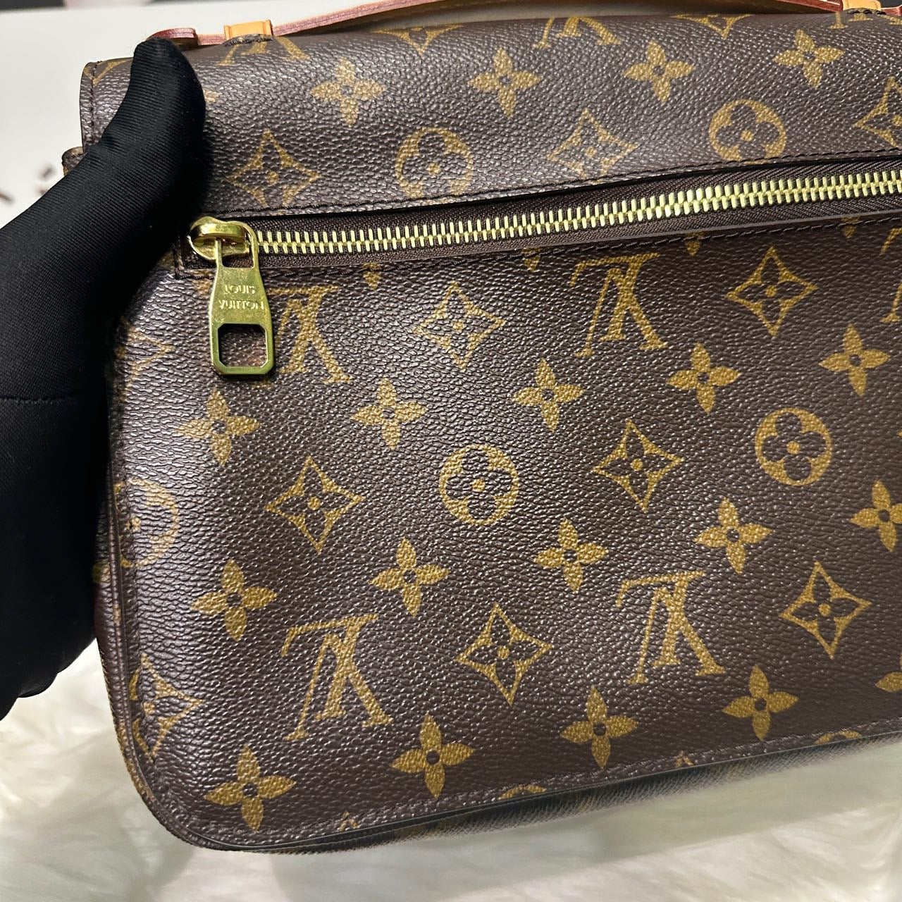 Pre-owned LV Louis Vuitton Pochette Metis Monogram, 2016, w/ dust bag, strap