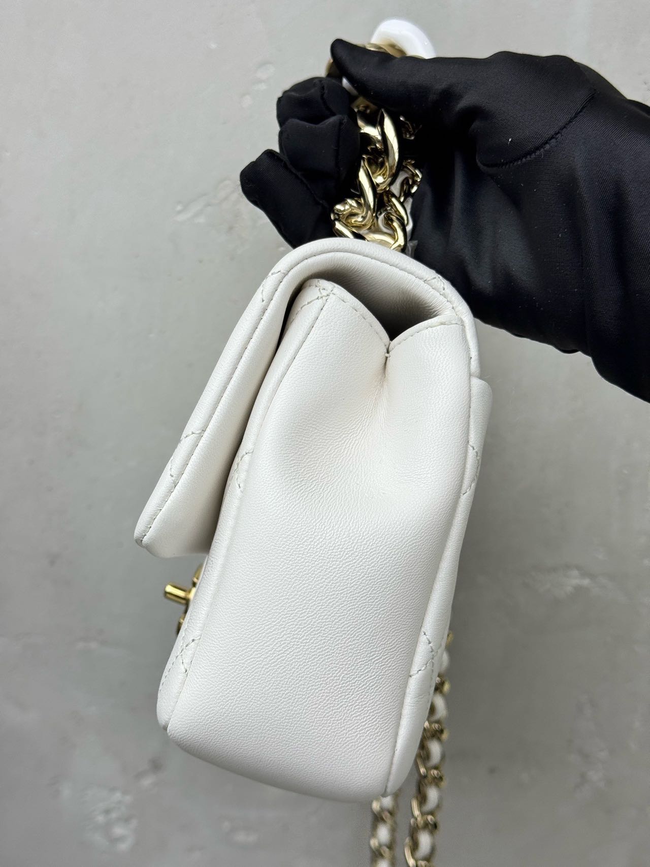 Pre-owned Certified Chanel Medium Single Chain Flap in White Lambskin with Golden and White Hardware, 2019-2020, w/ full set